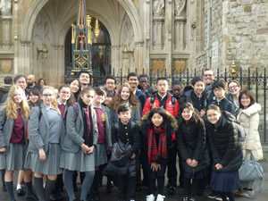 写真：イギリスの生徒たちと記念撮影をした様子