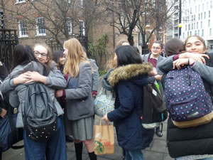 写真：イギリスの生徒とお別れの様子