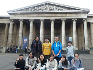 写真：大英博物館の前で記念撮影をした様子