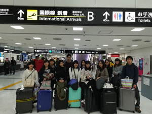 写真：成田空港にて到着の記念撮影