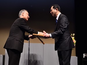 写真：石川区長が日清製粉グループ本社錦町ビルへ特別賞の賞状を渡している