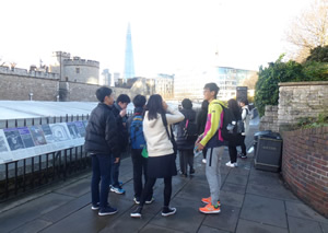 写真：ロンドン塔周辺を歩く様子