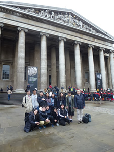 写真：大英博物館前での集合写真