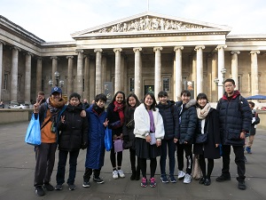 写真：大英博物館で展示品についてガイドの話を熱心に聞く生徒たち