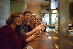 画像：お酒を飲む外国人観光客の様子
