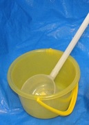写真：打ち水用のプラスチックバケツ・プラスチックひしゃく