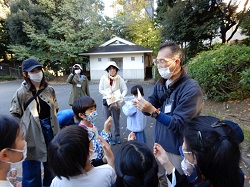 写真：彦坂さんによる説明に 耳を傾ける参加者の様子
