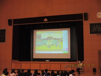 写真：子ども向け勉強会での座学の様子（令和5年度9月千代田区立富士見小学校）