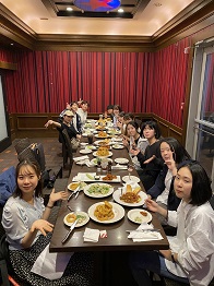 写真：国際交流体験ツアーで初めての夕食の様子