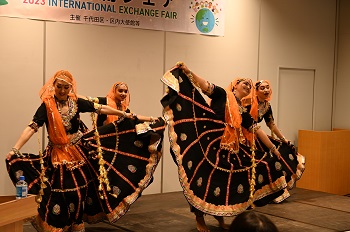 写真：インドの古典舞踊オリッシーと民族舞踊カルベリアを披露するひとたち