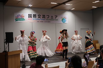 写真：メキシコ（伝統舞踊とポップシンガーによる歌唱を披露するひとたち