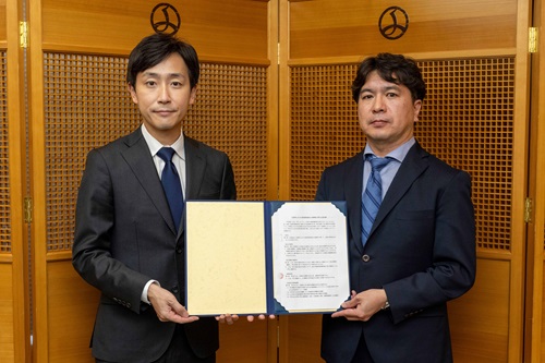 写真：右：東日本電信電話株式会社 米沢 忠大、左：千代田区長 樋