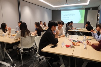 写真：シンガポール国立大学（NUS）・日本研究会の訪問の様子