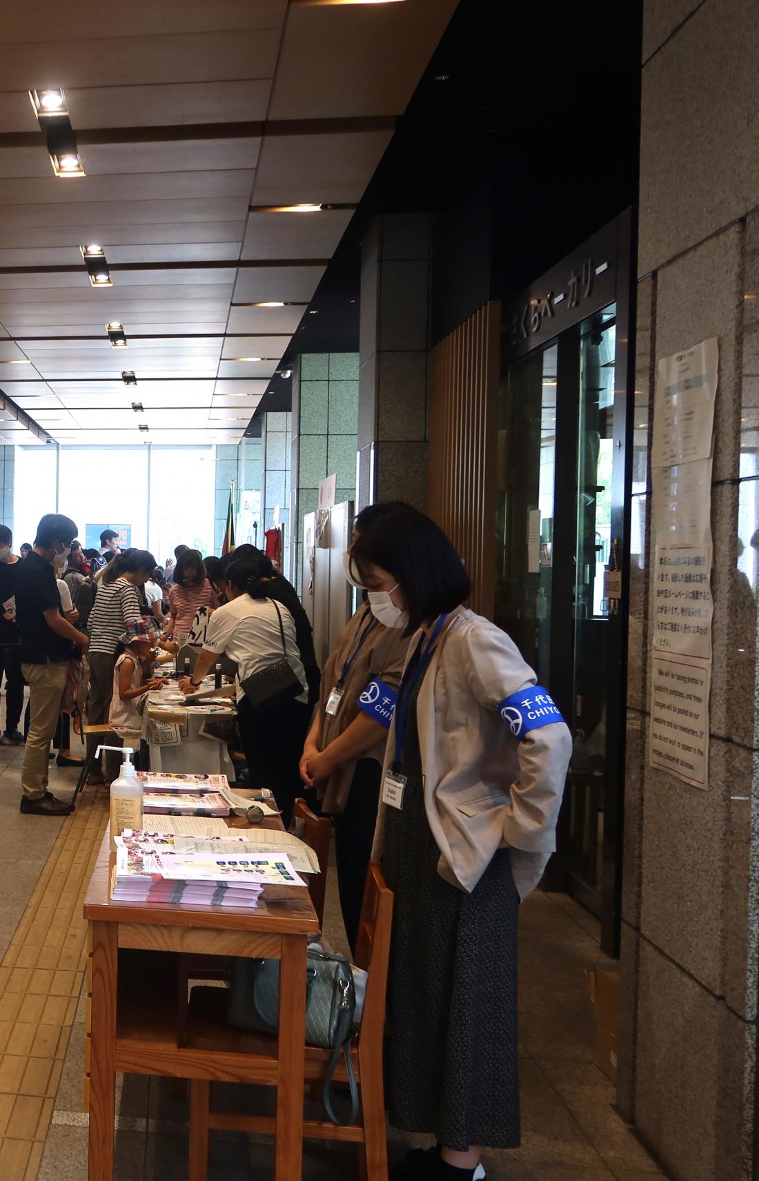 写真：過去の活動風景 国際交流フェアでの受付