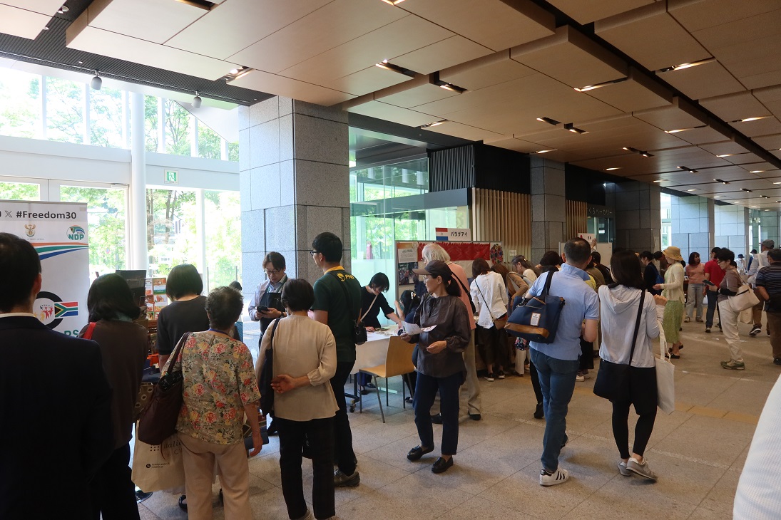 写真：国際交流フェア来場者の様子