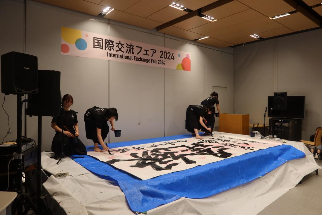 写真：書道パフォーマンスを披露する人たち
