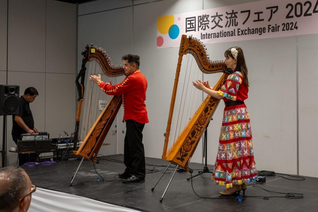 写真：パラグアイハープを演奏する人たち