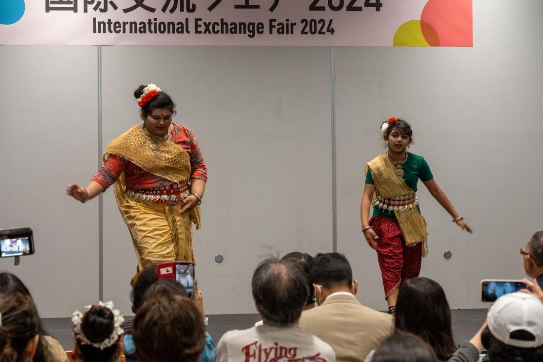 写真：バングラデシュの伝統ダンスを踊る人たち