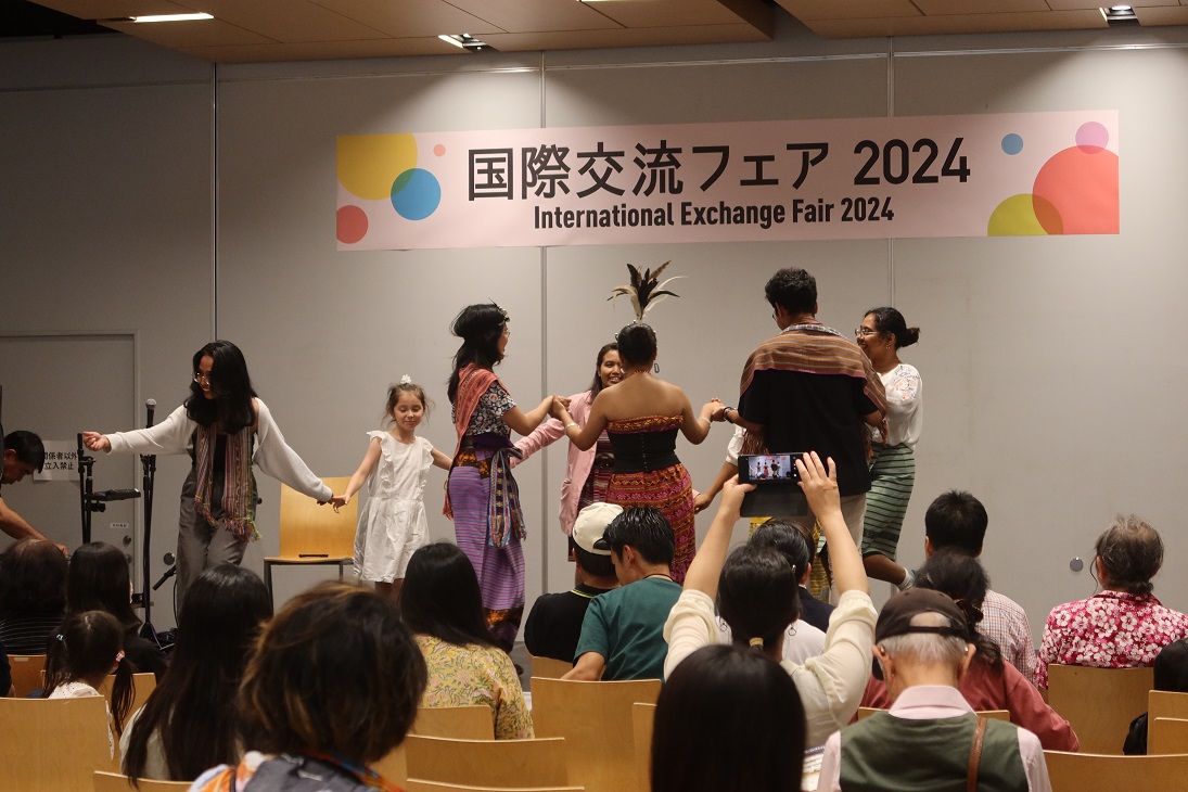 写真：テベテベダンスを踊る人たち