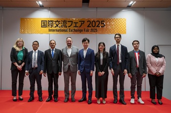 写真：樋口区長と各大使館の方々