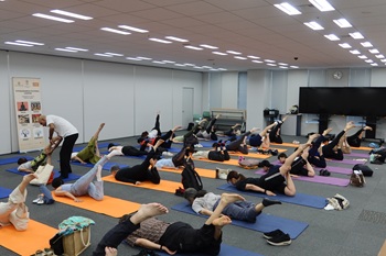 写真：ヨガ体験の様子