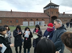 写真：アウシュビッツ第一強制収容所を見学・説明を受けている様子2