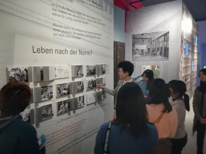 写真：東ドイツ博物館見学の様子