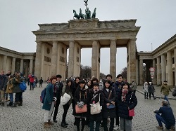 写真：ブランデンブルク門前で記念撮影