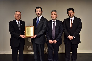 写真：石川区長と表彰者の集合写真