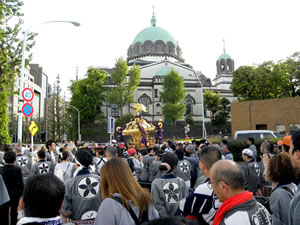 写真：ニコライ堂と神社神輿（平成22年）