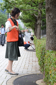 写真：出勤前にゴミ拾いする近隣会社員