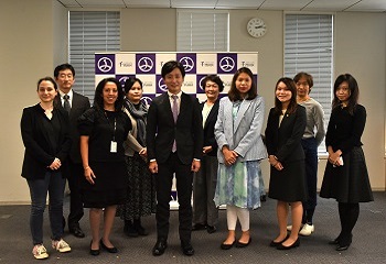 写真：第3回区内大使館連絡会議の様子2枚目（中央に樋口千代田区長）