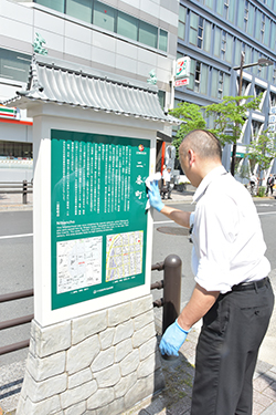 画像：清掃する町会員の様子