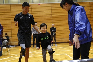 写真：池田選手と競技用義足を着用した体験の様子