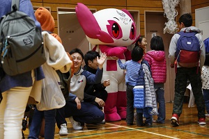 写真：イベントに駆けつけた東京2020パラリンピックマスコットのソメイティ