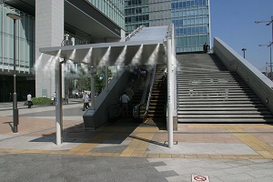 写真：秋葉原駅西側交通広場へのドライ型ミストの設置イメージ