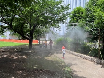 写真：和泉公園のドライ型ミストの様子