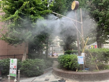 写真：神田児童公園のドライ型ミストの様子