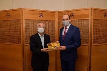 写真：千代田区長にお菓子を手渡すチュニジア大使