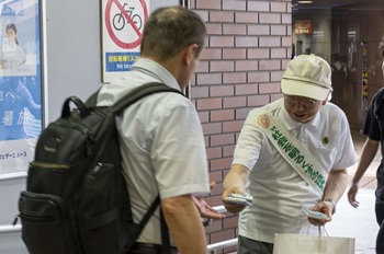 画像:駅頭広報活動の様子1