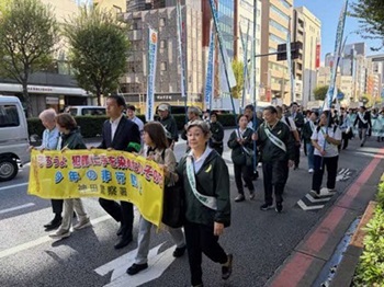 画像:靖国通りパレードの様子2