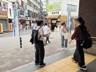 画像：駅頭広報活動の様子1
