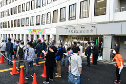 写真：配付の初日の様子（千代田区観光協会前）