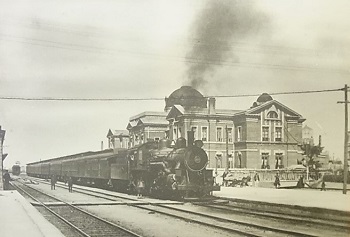 画像：奉天駅前の汽車（南満洲鉄道株式会社第二次十年史南満洲鉄道株式会社編1928年）