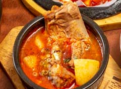 画像：韓国家庭料理＆茶「ソウルソウル」おすすめ料理の「カムジャタン」