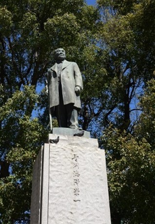 写真：渋沢栄一の銅像