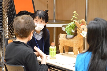 写真：実桜の会で話している様子