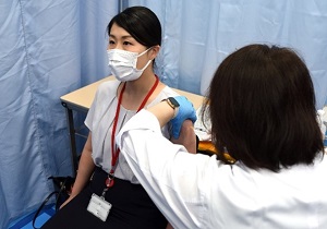 画像：接種を受ける区職員の丸田千尋主任主事