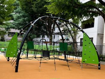 写真：ドーム型ネット遊具