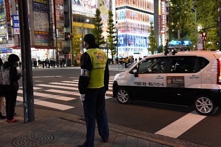 写真：民間警備員を配置をしている様子